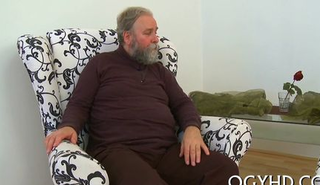 Старик отжарил молодую шлюху, пока её парень был на хате