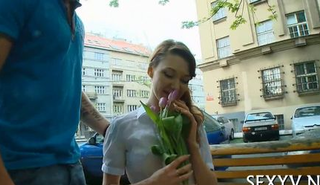Похотливая красотка с удовольствием сосет член своему парню